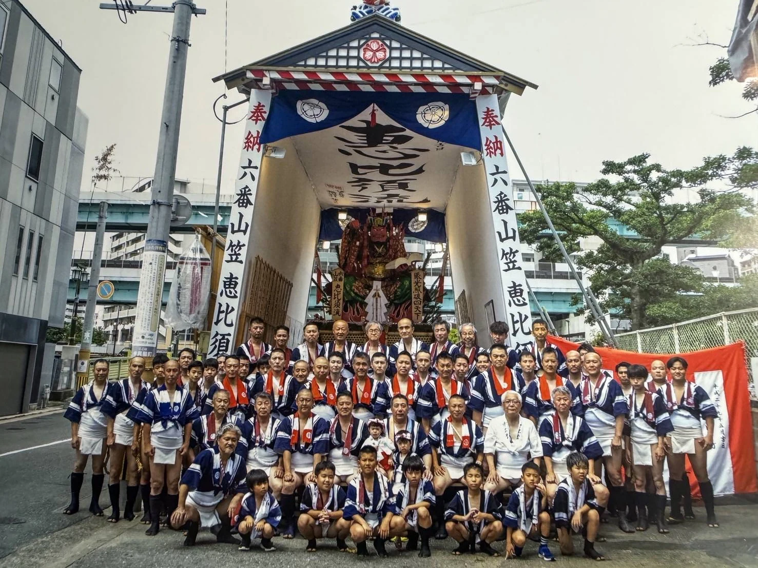 六番山笠 恵比須流の舁き山の前での集合写真